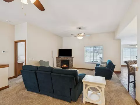 116 W Pinehurst Dr, Eldridge, IA 52748 photo 8