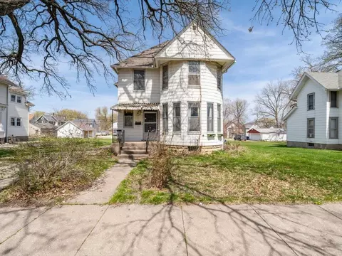 730 E 14th St, Davenport, IA 52803
