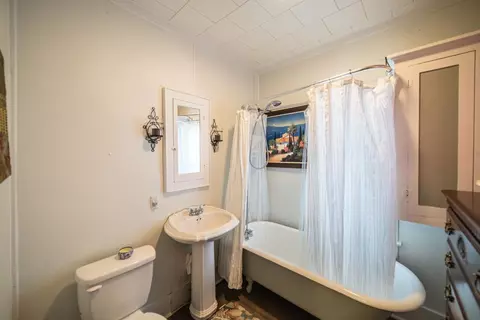 Bath - 207 E 4th St, Metropolis, IL 62960 photo 3 of 5