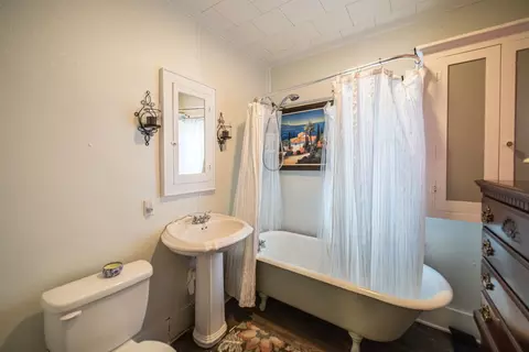 Bath - 207 E 4th St, Metropolis, IL 62960 photo 4 of 5
