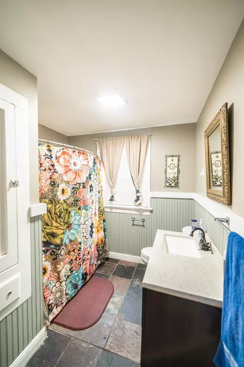 Bath - 207 E 4th St, Metropolis, IL 62960 photo 2 of 5