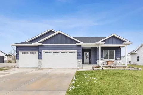 512 W Meadow Ln, Walcott, IA 52773