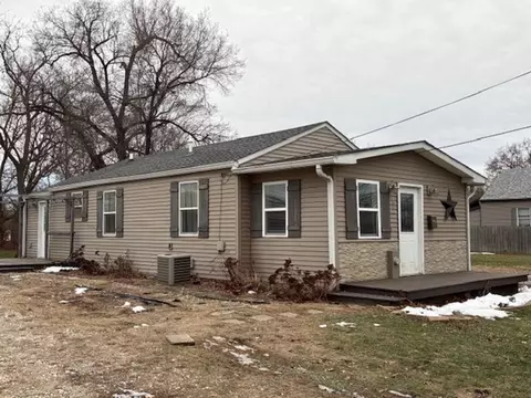 602 3rd Ave W, Milan, IL 61264