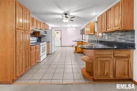 Entry Way - 304 7th St, Hampton, IL 61256 photo 1 of 5