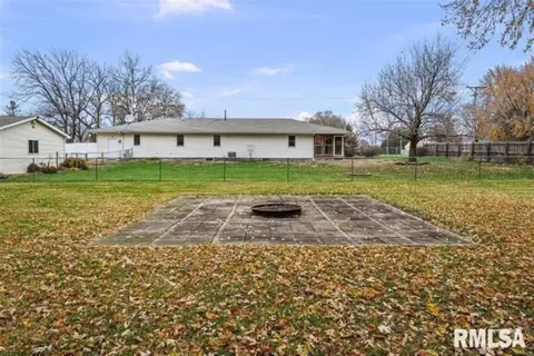 Exterior - 304 7th St, Hampton, IL 61256 photo 4 of 7