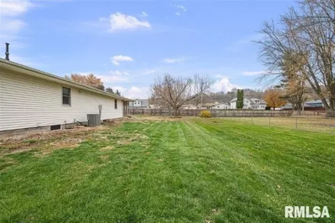 Exterior - 304 7th St, Hampton, IL 61256 photo 1 of 7