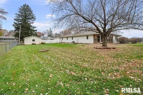 Exterior - 304 7th St, Hampton, IL 61256 photo 2 of 7