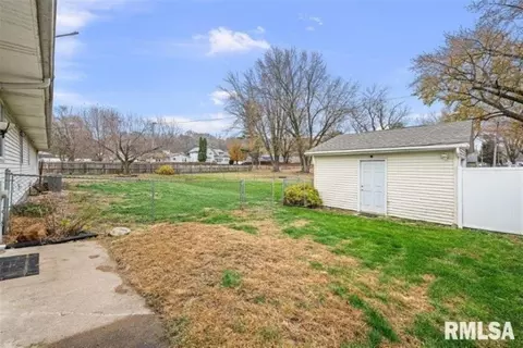 Exterior - 304 7th St, Hampton, IL 61256 photo 3 of 7
