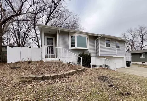 4816 Candlelight Dr, Davenport, IA 52806