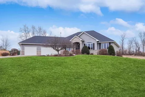 891 Pheasant Run Rd, Clinton, IA 52732
