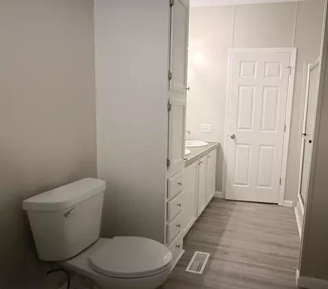 Bath - 2114 Cedar Ave, Salem, IL 62881 photo 2 of 4