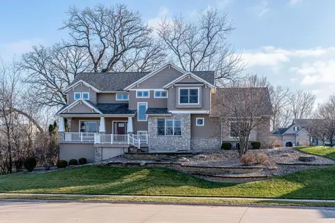 2891 Grandview Dr, Bettendorf, IA 52722