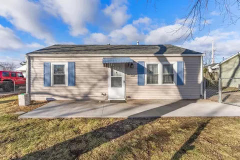 7106 N Pine St, Davenport, IA 52806