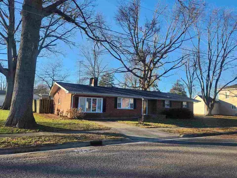 458 W Maple St, Nashville, IL 62263