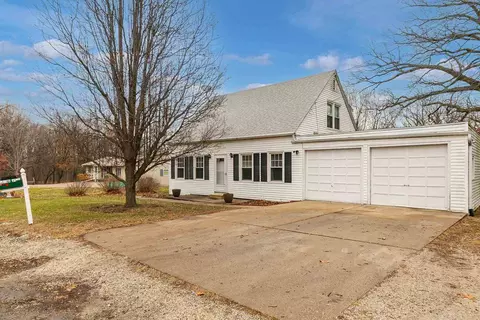 608 7th Ave, Silvis, IL 61282