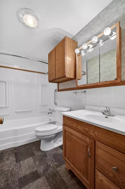 Bath - 502 504 48th St, Moline, IL 61265 photo 2 of 3