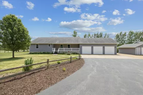 2849 262nd St, Dewitt, IA 52742