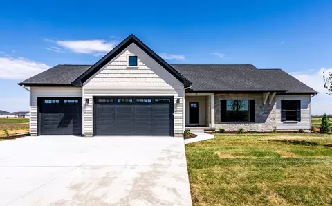 11 Viola Dr, Le Claire, IA 52753