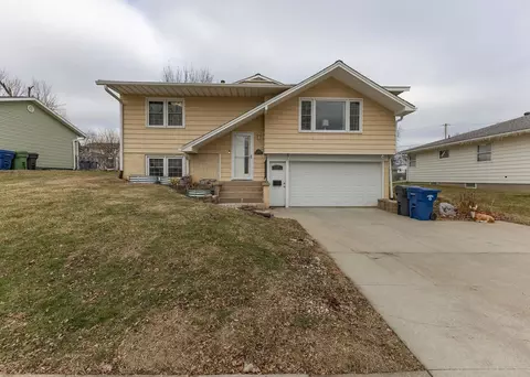 564 Scenic Dr, Clinton, IA 52732