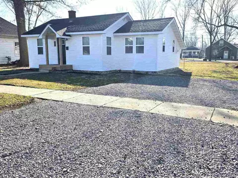 312 Lincoln Ave, Flora, IL 62839