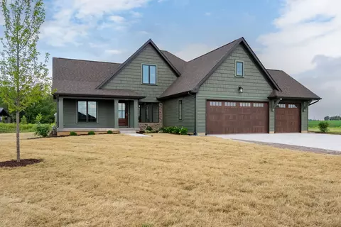 22 Viola Dr, Le Claire, IA 52753