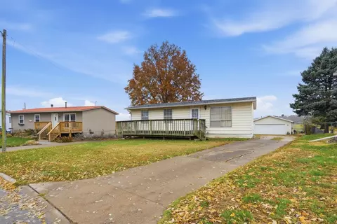 1495 Glenwood Dr, Leclaire, IA 52753