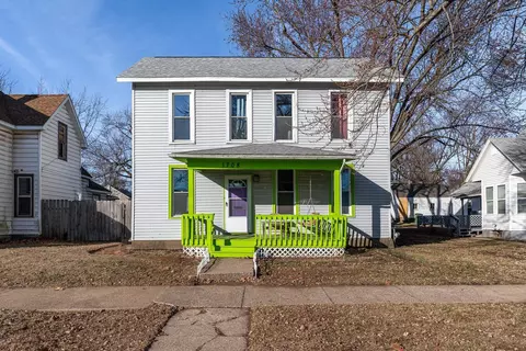 1708 Pershing Blvd, Clinton, IA 52732