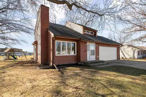 1037 Brookview Dr, Dewitt, IA 52742