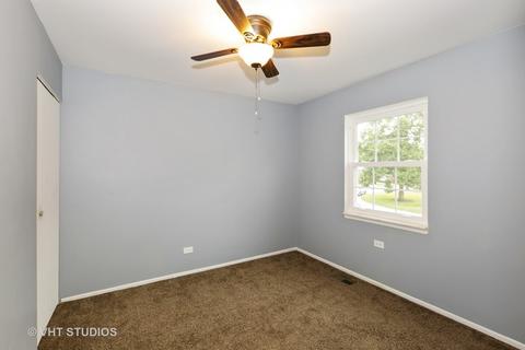 32 Pine Cir, Cary, IL 60013 photo 11