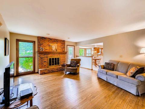 3880 Charlemagne Dr, Hoffman Estates, IL 60192 photo 2
