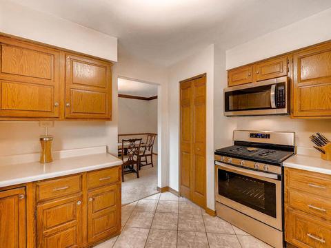 3880 Charlemagne Dr, Hoffman Estates, IL 60192 photo 8