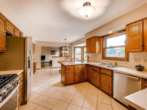 3880 Charlemagne Dr, Hoffman Estates, IL 60192 photo 5