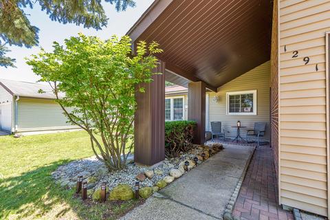 1291 Foxcroft Dr, Aurora, IL 60506 photo 2