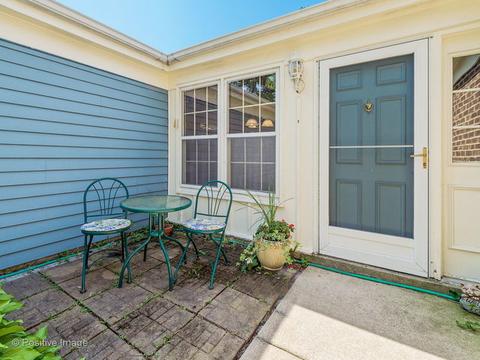 1630 Ivy Ct E, Wheaton, IL 60189 photo 2