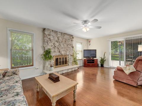 1630 Ivy Ct E, Wheaton, IL 60189 photo 9