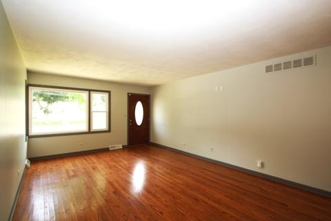 230 Robert Dr, Elgin, IL 60123 photo 3