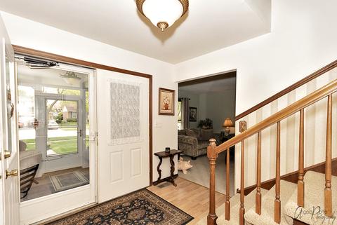 592 Sycamore Ln, Wheeling, IL 60090 photo 2