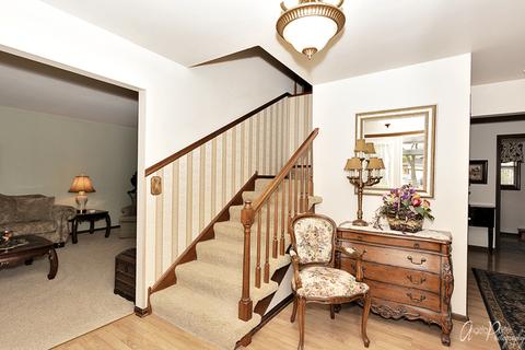592 Sycamore Ln, Wheeling, IL 60090 photo 3