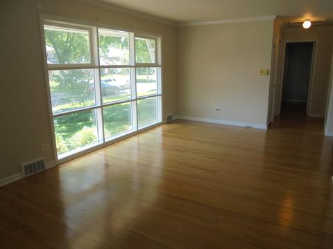 1006 S Gables Blvd, Wheaton, IL 60189 photo 2