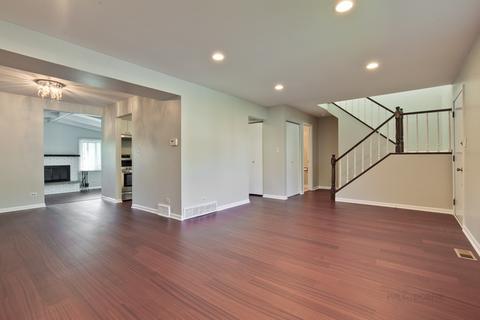 1435 Sturbridge Ct, Hoffman Estates, IL 60192 photo 2