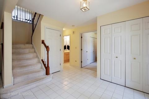 515 Covered Bridge Dr, Elgin, IL 60124 photo 2