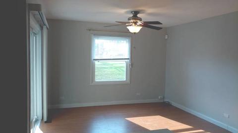 1960 Georgetown Ln, Hoffman Estates, IL 60169 photo 2