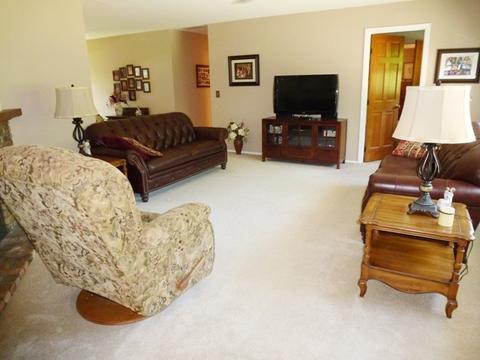 137 Circle Dr W, Montgomery, IL 60538 photo 3