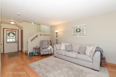 1690 Pebble Beach Cir, Elgin, IL 60123 photo 2