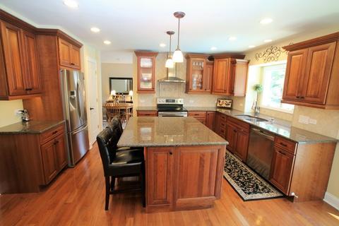 775 Stonehurst Dr, Roselle, IL 60172 photo 2