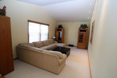 775 Stonehurst Dr, Roselle, IL 60172 photo 8
