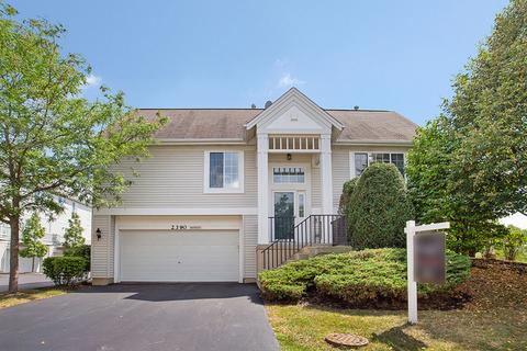 2390 Oakfield Ct, Aurora, IL 60503 photo 1