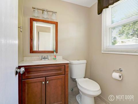47 Devonshire Cir, Elgin, IL 60123 photo 4