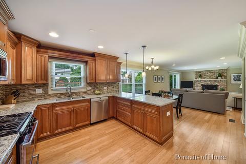 2042 Cromwell Dr, Wheaton, IL 60189 photo 3