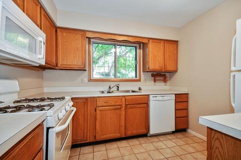 1601 Thames Ct #A, Wheaton, IL 60189 photo 4